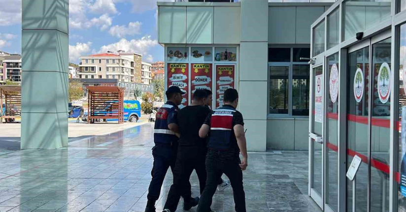 Durduramadığı aracın arkasından ateş edip sürücüyü vurdu