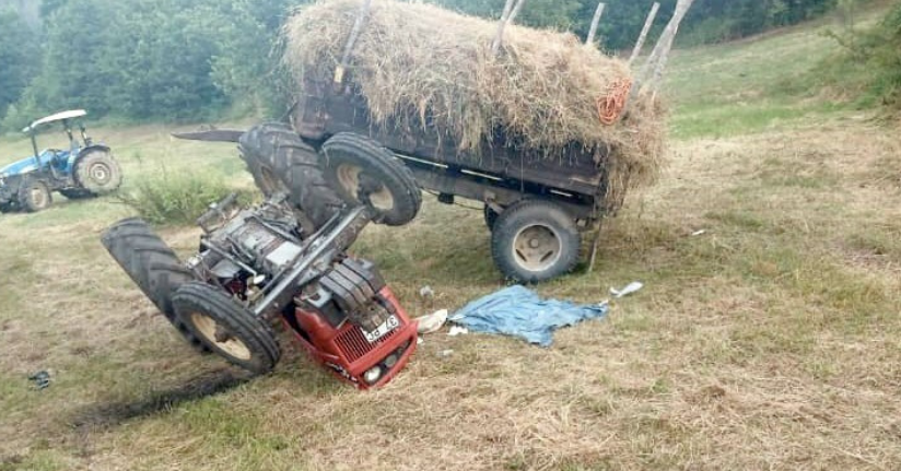 Devrilen traktörün altında kalan sürücü yaşam mücadelesini kaybetti