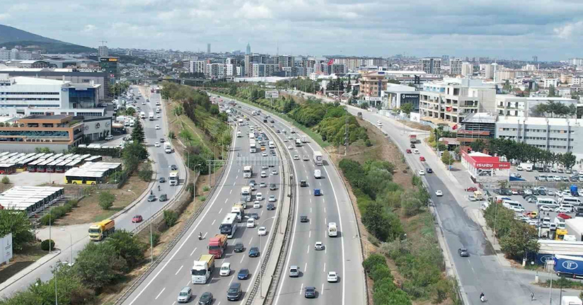 Seyir halindeki otomobil yandı, trafik kilitlendi