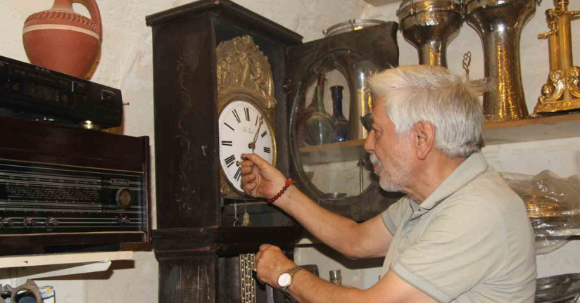 Müze gibi iş yerinde 40 yıldır biriktirdiği antikaları sergiliyor