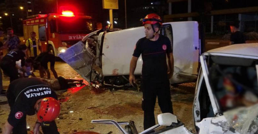 Tofaşlar kafa kafaya çarpıştı, ortalık savaş alanına döndü: 4 yaralı