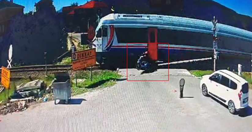 Zonguldak'ta korkunç anlar! Yolcu treni ile motosiklet böyle çarpıştı