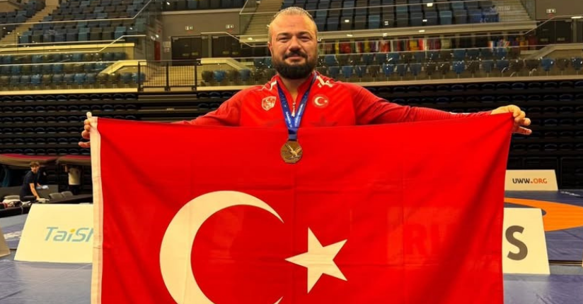 Milli güreşçi Sarıçiçek dünya üçüncüsü oldu