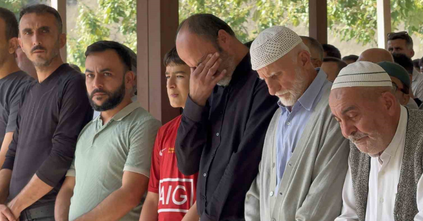 Hatay’da ölü bulunan iki arkadaş gözyaşları içinde toprağa verildi