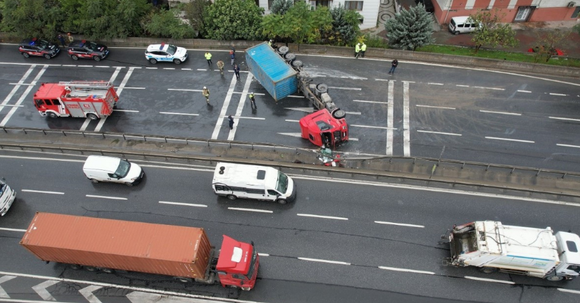 Büyükçekmece E-5’te devrilen tır nedeniyle yol kapandı