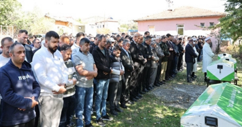 Amasya'daki kazada ölen 3 kardeş ile enişteleri toprağa verildi