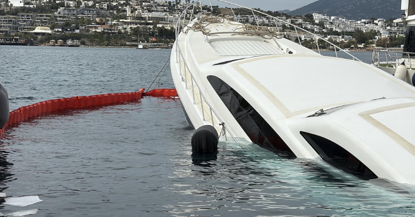 Bodrum’da iskeleye demirli lüks yat su alıp battı