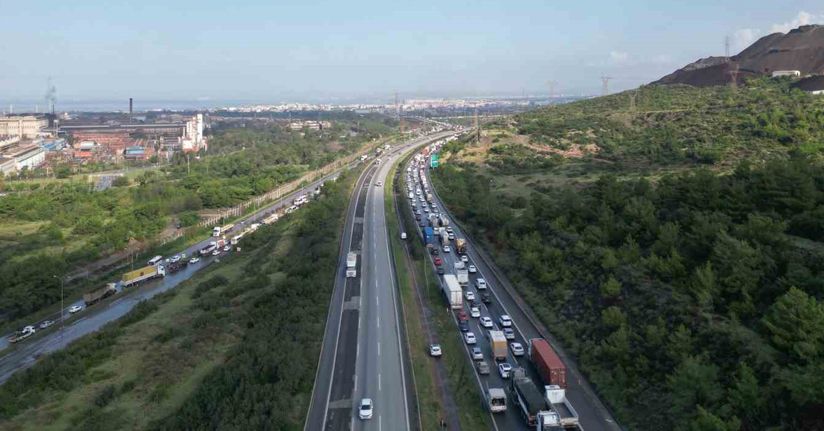 Heyelanın kapattığı yolda kilometrelerce araç kuyruğu oluştu