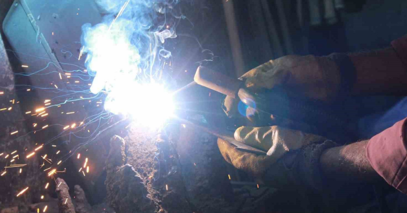 Dededen babaya, babadan oğula kaldı: 30 yıldır demir dövüyor