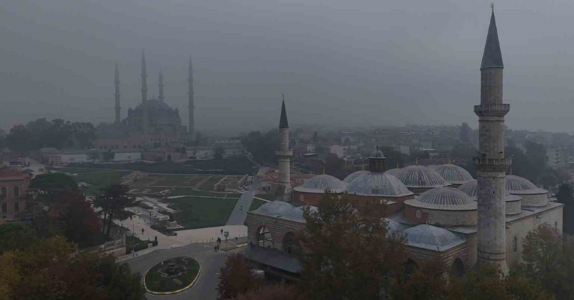 Selimiye Camisi sis bulutları arasında kayboldu