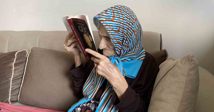 Bir gözü görmeyen 70 yaşındaki Sema teyze kitap okumaktan ve örgü örmekten vazgeçmiyor