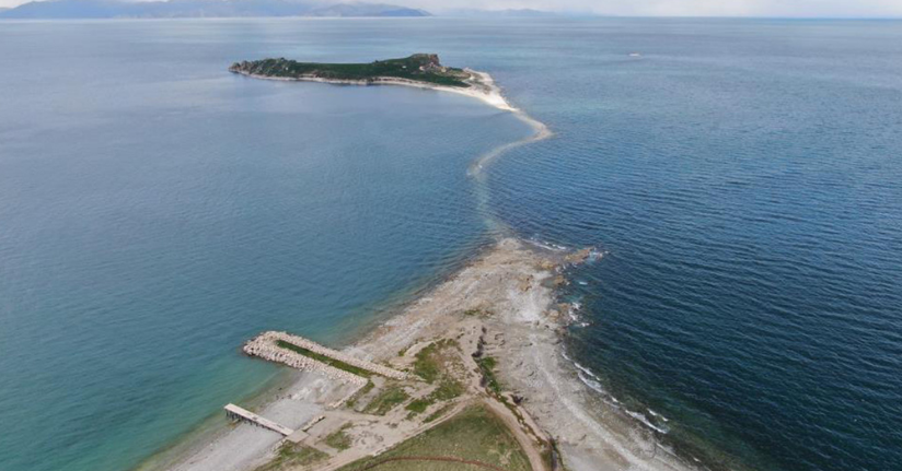 Van Gölü’nde su seviyesi düştü, Çarpanak Adası’na giden antik yol ortaya çıktı