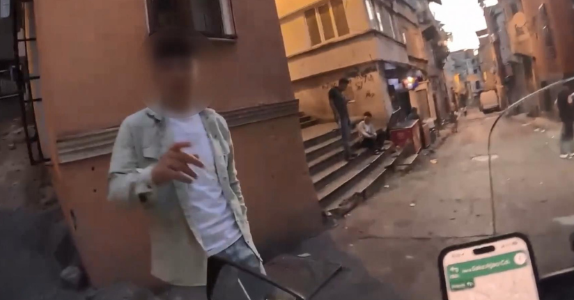  Beyoğlu'nda İspanyol Youtuber'i takip edip darbettiler; 'Niye çekiyorsun' diye pet şişe fırlattılar