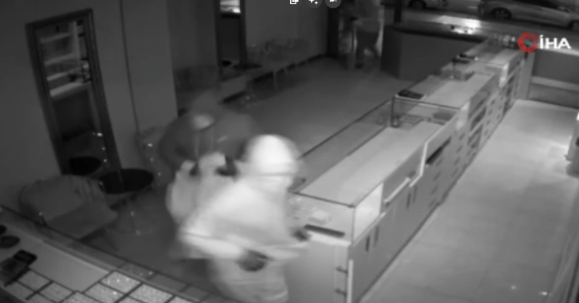 Ankara’da kuyumcudan 7 kilogram altın hırsızlığı kamerada