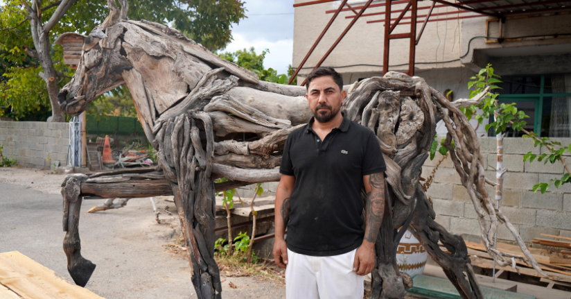 Doğanın atıklarını sanata dönüştürüyor