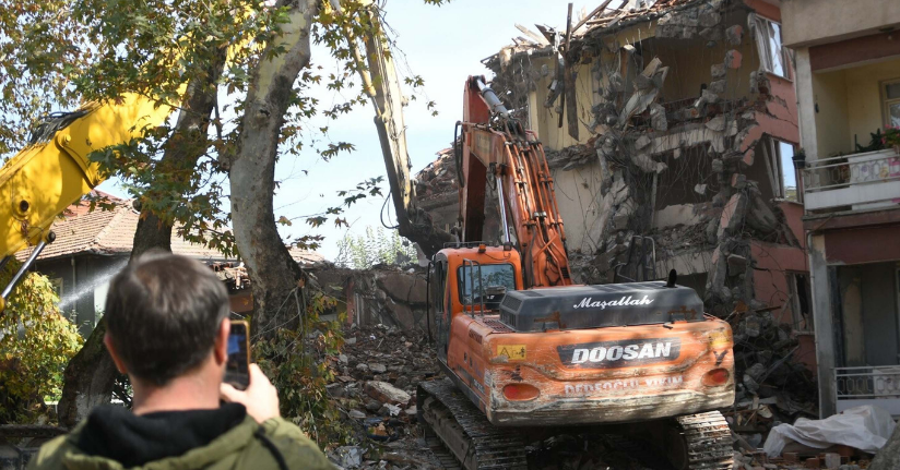Sındırgı'da depremden sonra 9 ağır hasarlı bina kontrollü şekilde yıkıldı