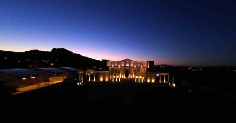 Paranın ilk basıldığı Sardes Antik Kenti artık gece de parlıyor