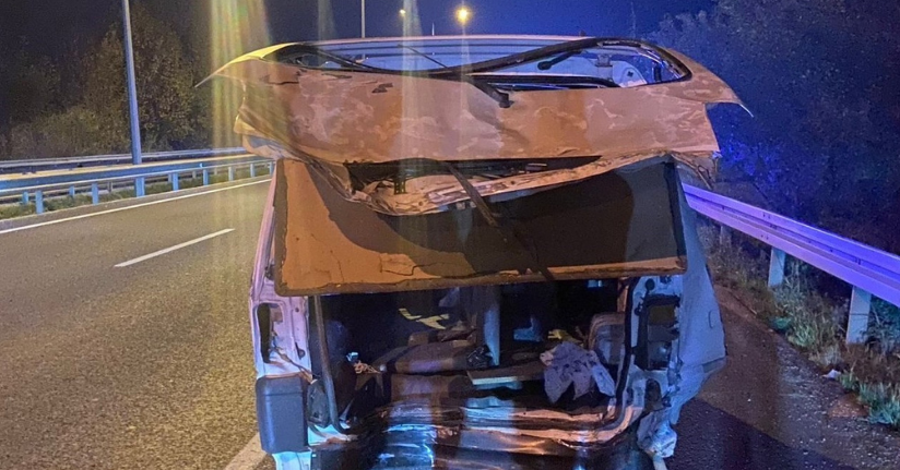 Çekici kamyonet, ticari araca çarptı : 2 ölü