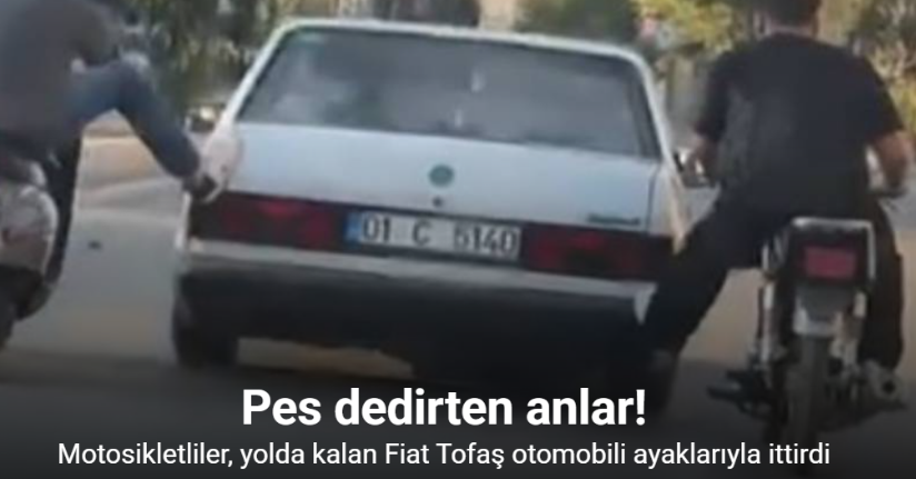 Motosikletliler, yolda kalan otomobili ayaklarıyla ittirdi