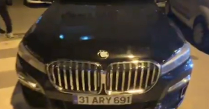 Ehliyeti 2043’e kadar alınan sürücüye çakar ve koyu filmden 316 bin TL ceza