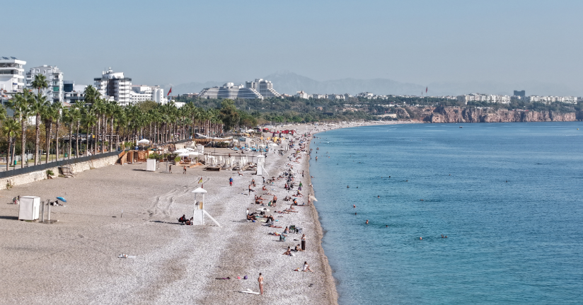 Konyaaltı Sahili'nde kasım ayında deniz keyfi