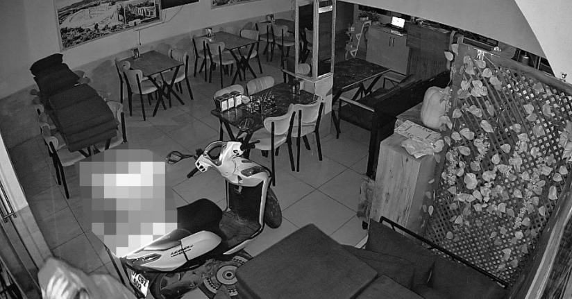Güvenlik kamerasını etkisiz hale getirdi, kasadaki parayı ve motosikleti çalıp kayıplara karıştı