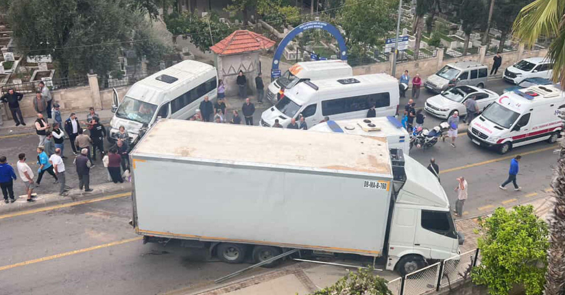 Midibüs ile kamyon çarpıştı; 22'si öğrenci, 23 yaralı