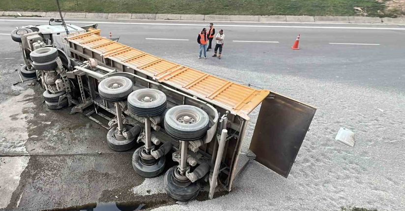 TEM Otoyolu’nda mıcır yüklü kamyon devrildi: 1 yaralı