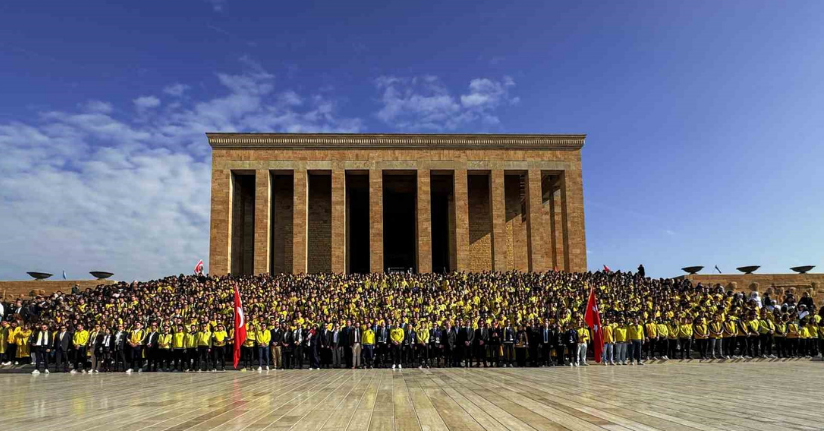 Fenerbahçeli taraftarlar, Anıtkabir’i ziyaret etti