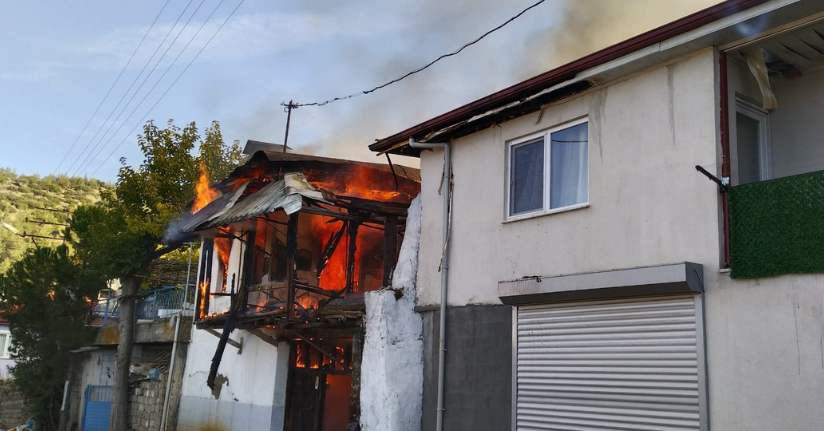 Evli çift, evdeki yangında öldü