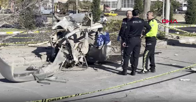 Ağaca çarpan otomobil ikiye bölündü: 2 ölü 1 yaralı