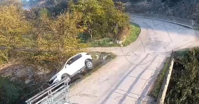 Çocuğun kullandığı otomobilin köprüden çaya uçtuğu kaza kamerada
