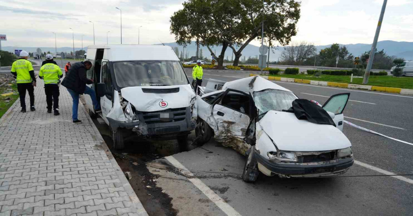 Balıkesir’de işçi servisi ile otomobil çarpıştı: 1 ölü, 4 yaralı