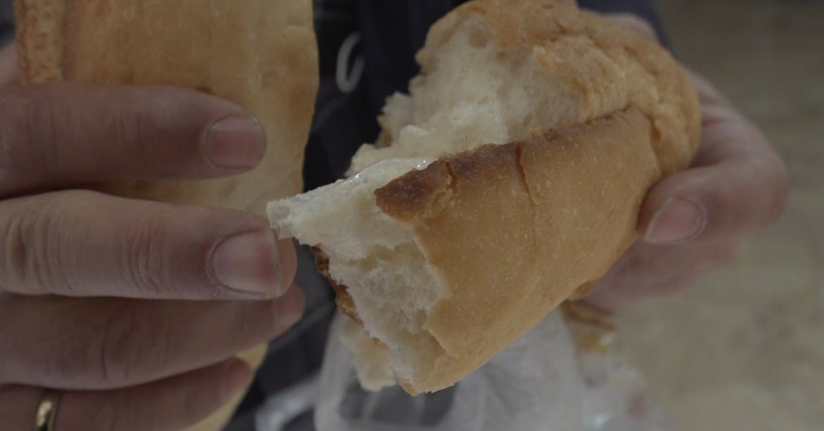 Aldığı ekmeğin içinden çıkan poşet parçası ile şok oldu