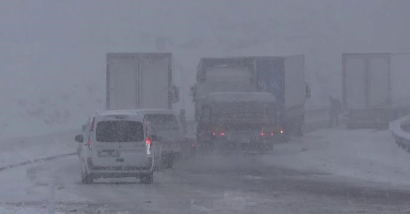 Kop Dağı Geçidi yeniden beyaza büründü