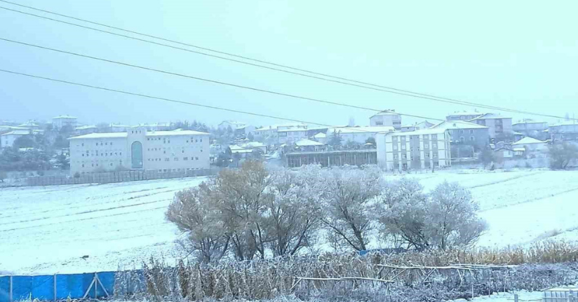 Kırşehir’de yüksek kesimler beyaza büründü