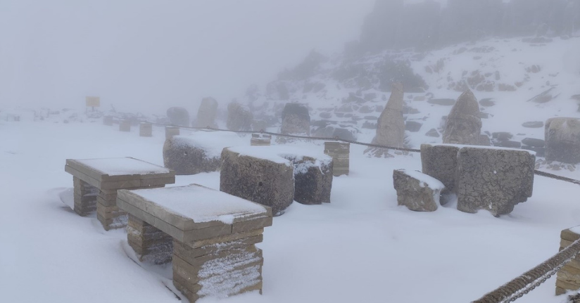 Nemrut Dağı’na mevsimin ilk karı yağdı