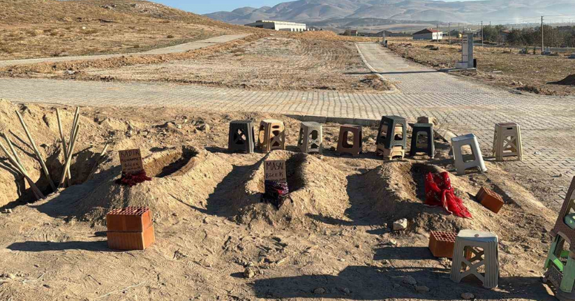 Zehirlenerek ölen anne ve 2 çocuğunun yan yana defnedildiği mezarlar görenlerin için sızlattı