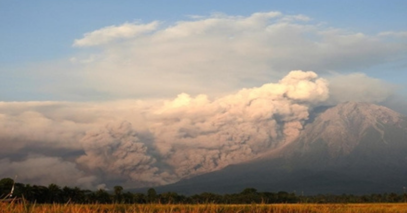 Endonezya'da Semeru Yanardağı'nda patlama meydana geldi
