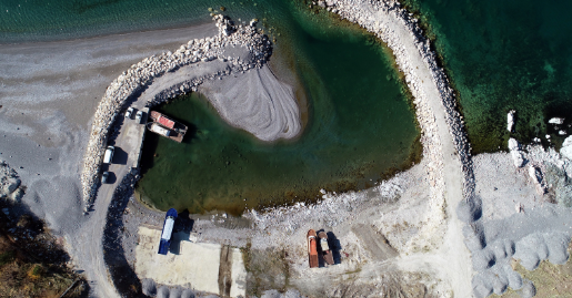 Van Gölü'ndeki balıkçı tekneleri, çekilme nedeniyle limana yanaşmakta zorlanıyor