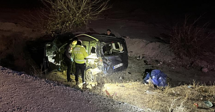 Hafif ticari araç şarampole devrildi: 1 ölü, 3 yaralı