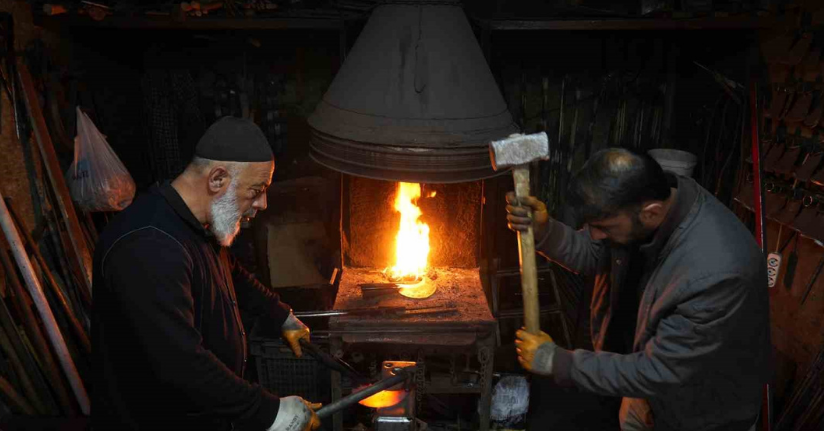 63 yaşındaki Halit Pınar yarım asırlık demircilik geleneğini yaşatıyor