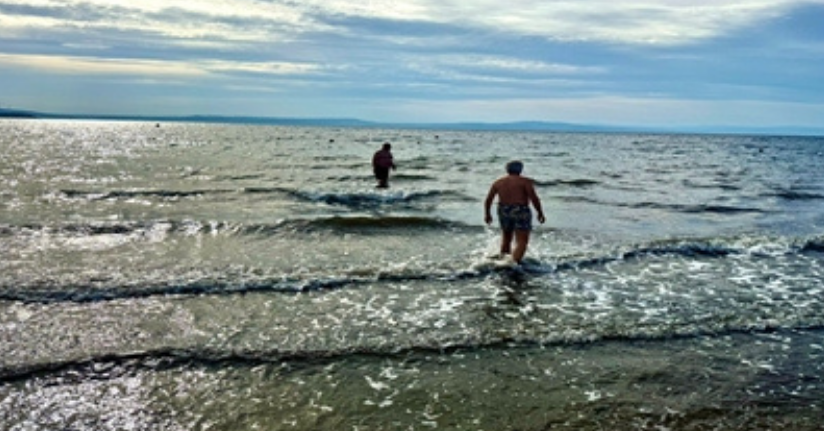 Erdek’te sıcak havayı fırsat bilenler denize girdi