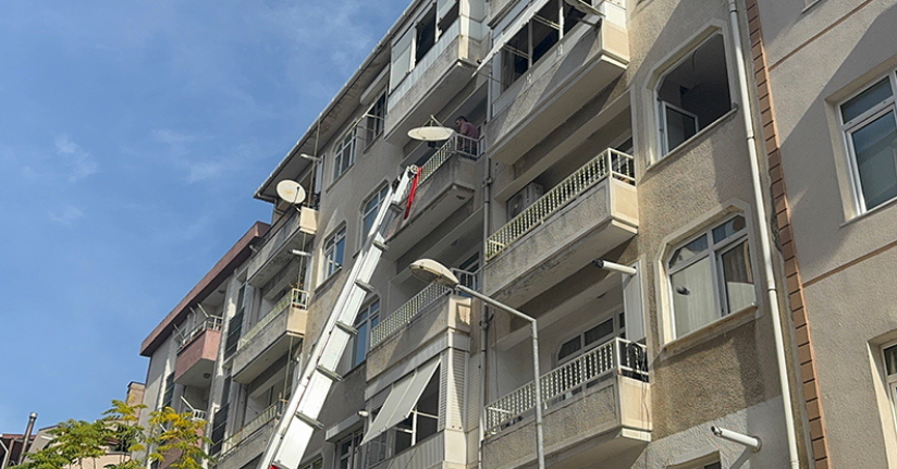 Kolonlarında çatlaklar tespit edilen 5 katlı bina mühürlendi