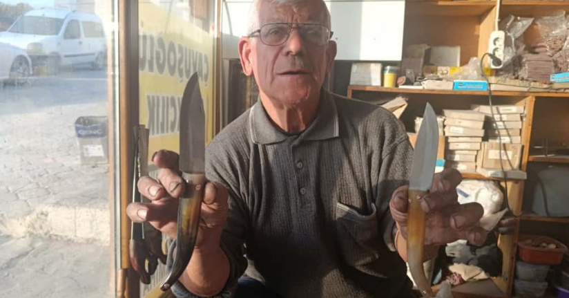 75 yaşındaki usta, baba mesleğini sürdürüyor, el işçiliği koç boynuzu bıçak üretiyor