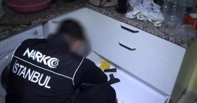  Beylikdüzü'nde çatı katında uyuşturucu üreten şüpheliye operasyon: 107 kilogram ele geçirildi