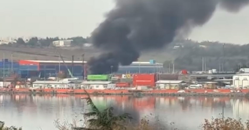 Halkalı Gümrüğü’nde konteyner alev alev yandı