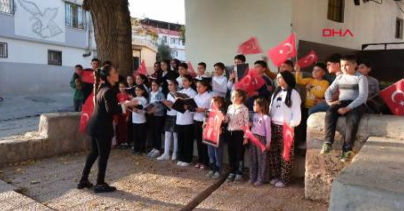 Anadolu'ya operayı sevdiren Ceylan öğretmenden Atatürk'e özel beste