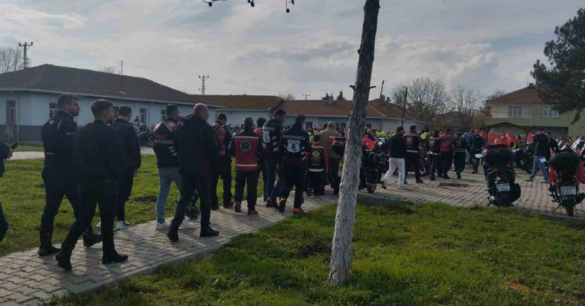 300 motosikletli, konvoyla şehit ailesine taziyede bulundu