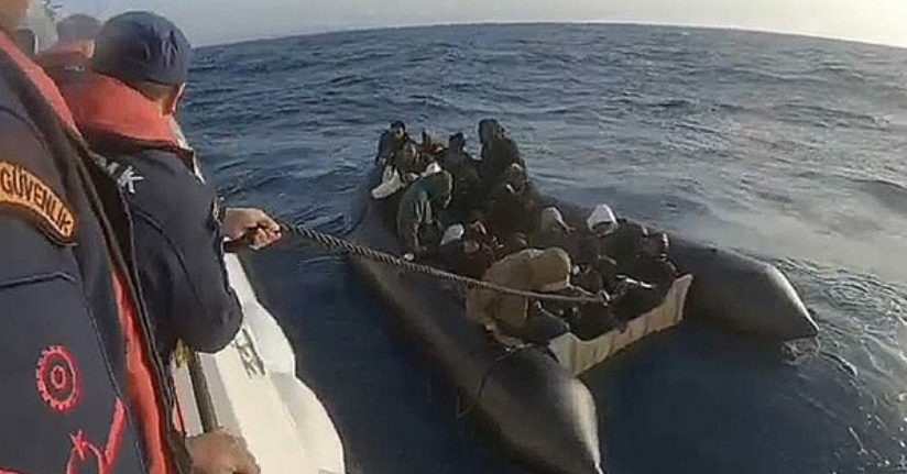 İzmir açıklarında 18 düzensiz göçmen yakalandı, 25 göçmen kurtarıldı